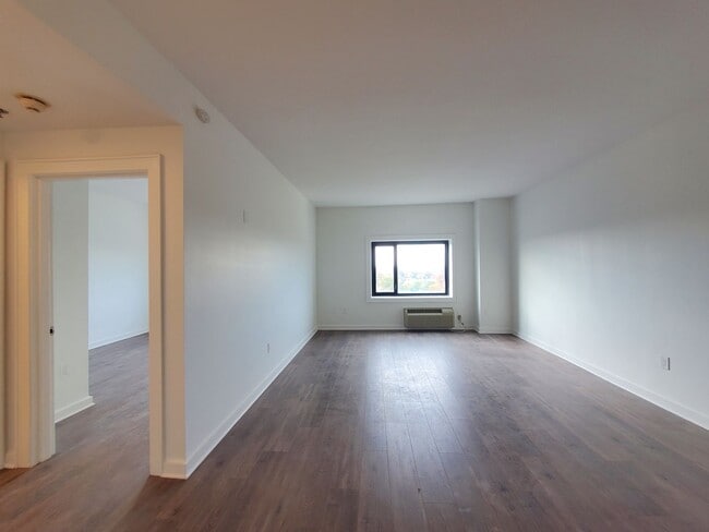 Building Photo - Renovated, centrally located and with lots...
