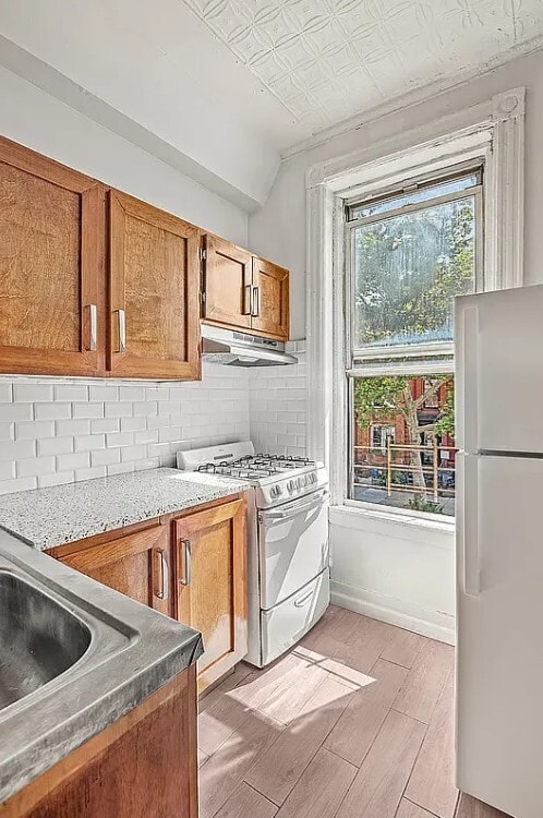 Building Photo - 208 Lewis Ave