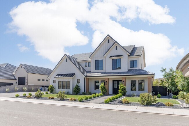 Foto del edificio - Gorgeous 5 bed | 3.5 bath |  Custom Home with RV Garage in Tonaquint!