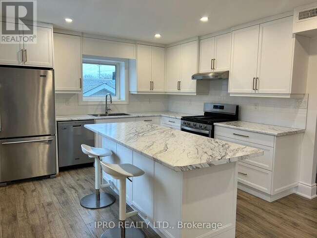 Photo du bâtiment - 1661-1661 Lakeshore Rd W