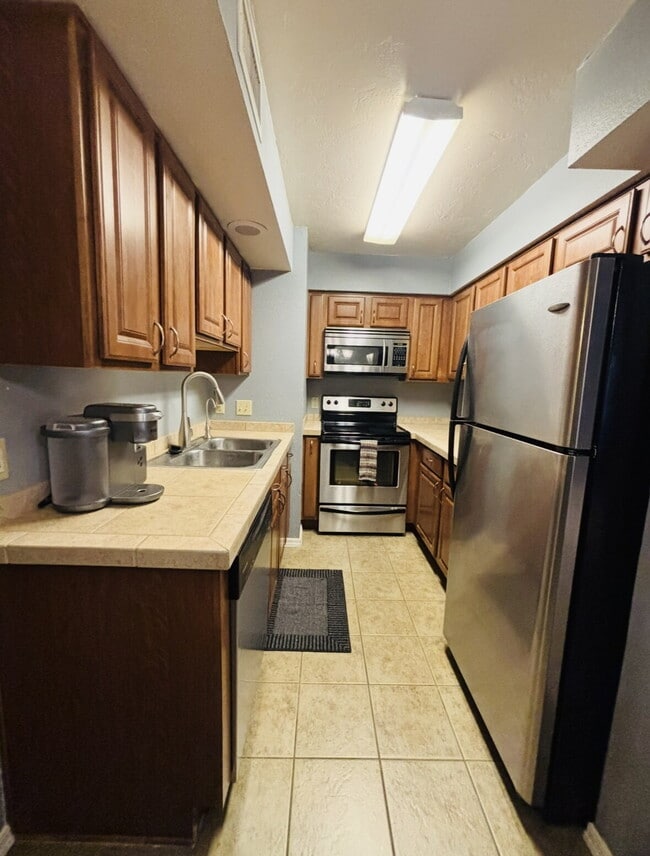 Building Photo - "Cozy 2-Bed 2 bath Condo with Full Furnish...