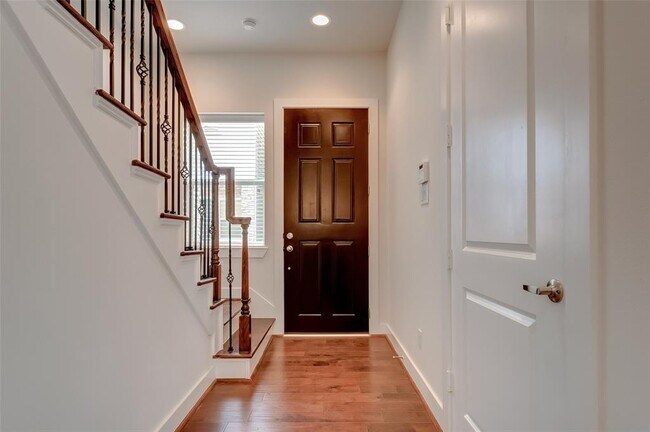 Building Photo - 1844 Parana Dr