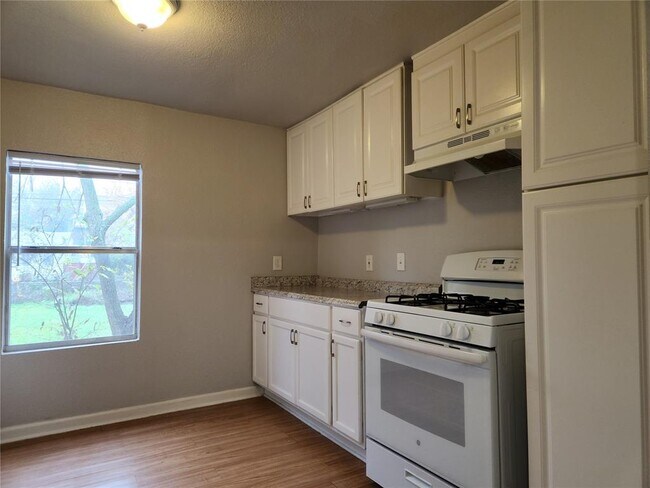 Building Photo - 1708 Singleton Ave