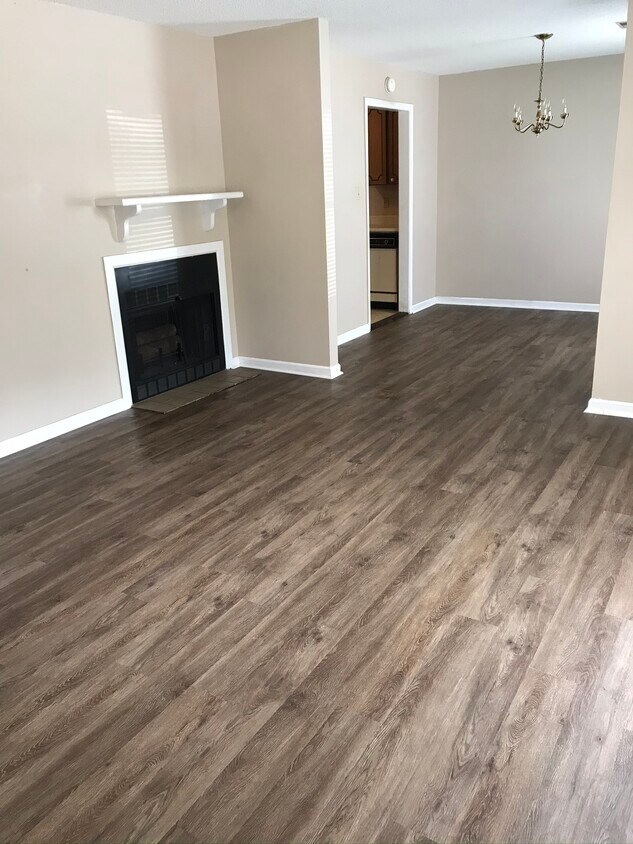 Beautiful hardwood floor with fireplace - 531 Willson St