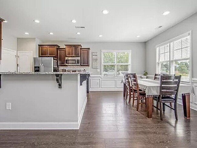 Building Photo - 3 Bedroom 2 Bathroom Right next to Campbel...