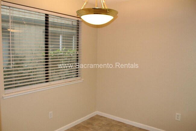 Foto del edificio - Wonderful 2bd/1+ba South Natomas Condo in ...