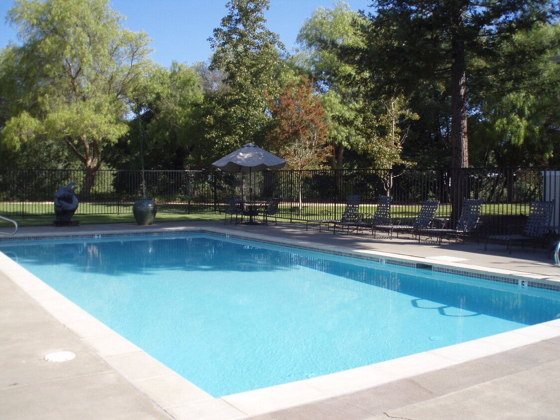 Building Photo - Beautiful Upstairs 2 Bedroom 2 Bath Apartm...