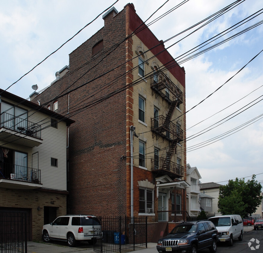 Foto principal - 94 Tichenor St