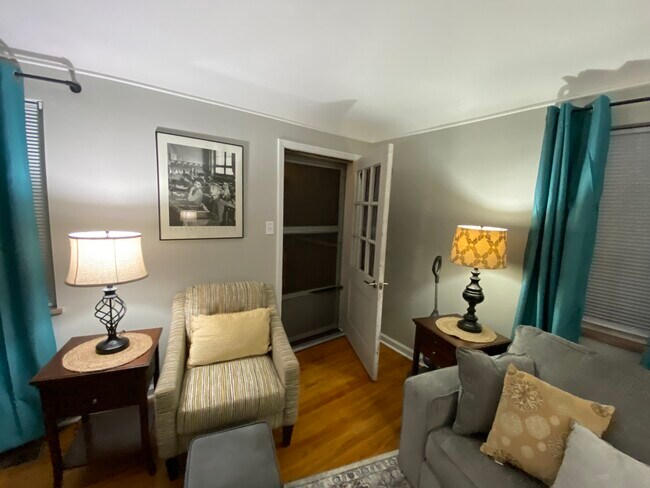 Livingroom access to balcony - 3870 Washington Ave