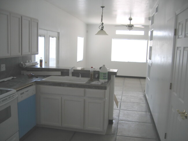 Building Photo - 914 E Hedrick Dr
