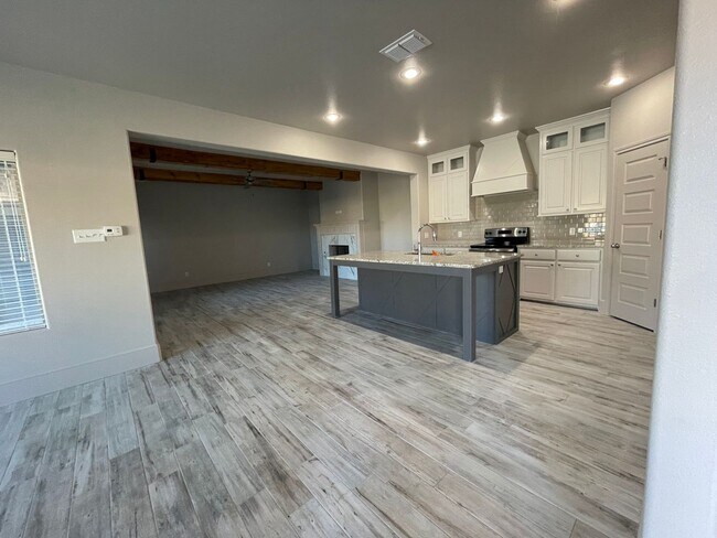 Building Photo - Beautiful townhome in the Frenship District