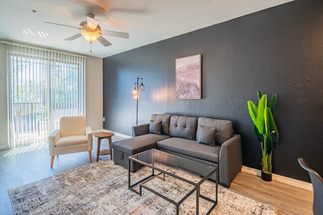 Foto del edificio - 1275 E University Dr