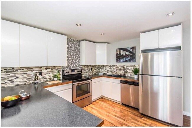Kitchen - 2137 17 St SW