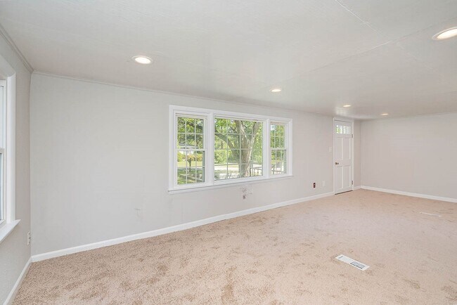 Foto del edificio - Charming 3BD, 2BA Raleigh Home on a Large ...