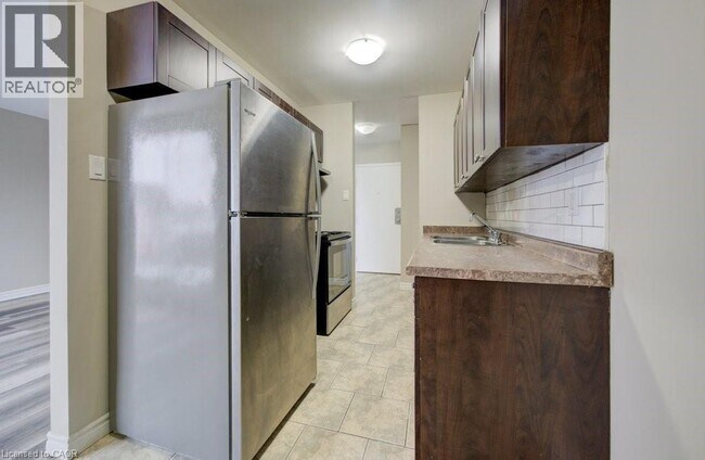 Building Photo - 390 Admiral Dr