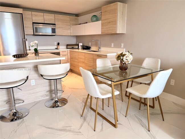 Foto del edificio - Luxury 2BR + Den Residence with Panoramic ...