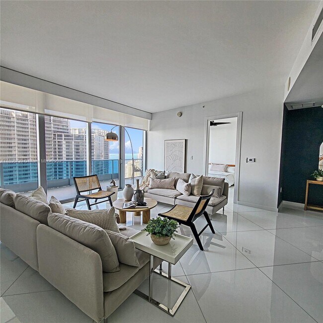 Building Photo - 200 Biscayne Blvd Way