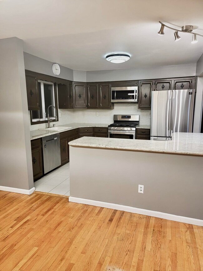 Building Photo - 13 Schuyler Pl W