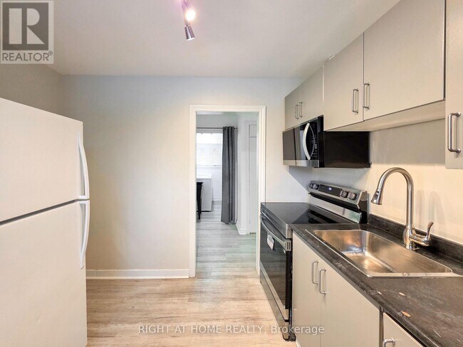 Photo du bâtiment - 708 Carnegie Ave