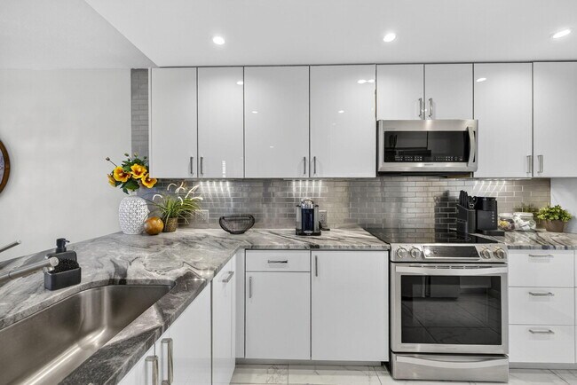 Building Photo - 3091 N Course Dr