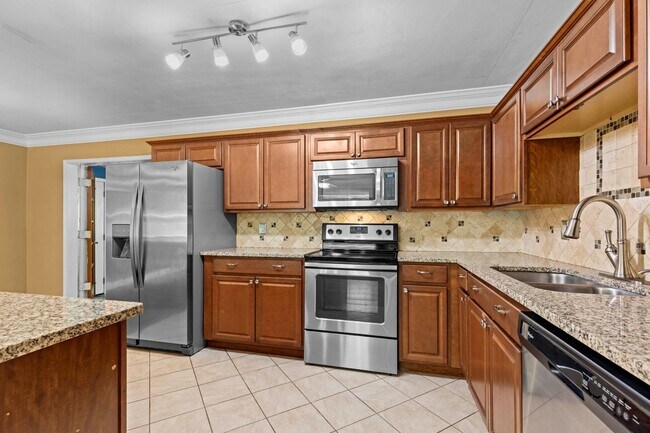 Foto del edificio - LEASE TERMS NEGOTIABLE Beautifully renovat...