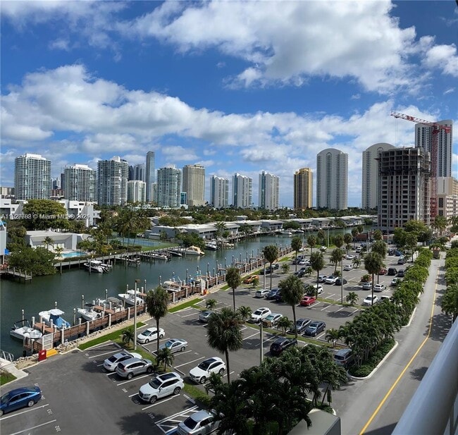 Building Photo - 400 Kings Point Dr