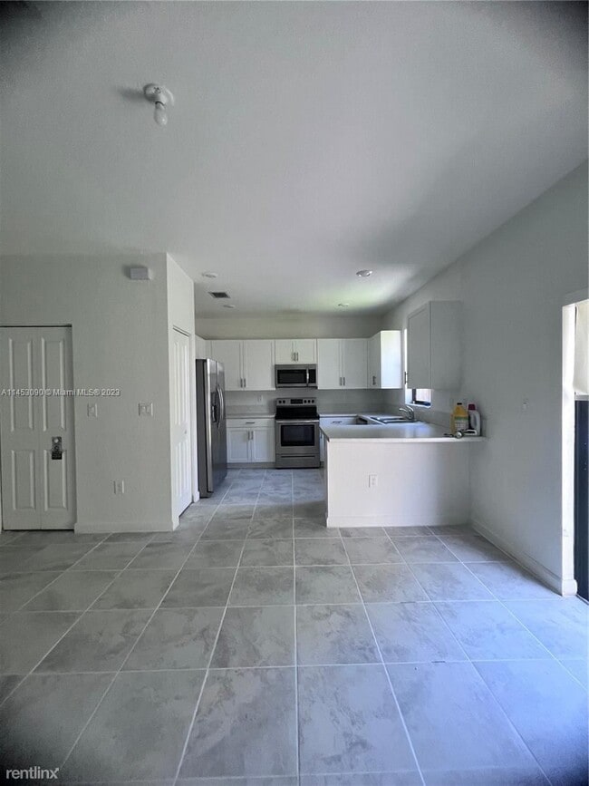 Building Photo - 3 br, 2.5 bath House - 21324 NE 2nd Ct # 2...