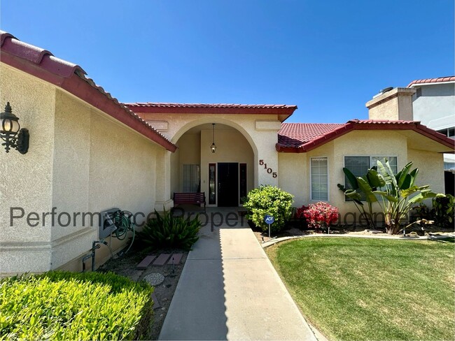 Building Photo - Beautiful 3 Bed/2 Bath Plus Office in NE B...
