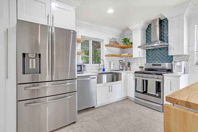 Building Photo - 571 Lee Dr