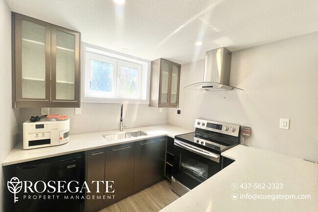 Photo du bâtiment - Newly Renovated 2+Den Apartment in London ...