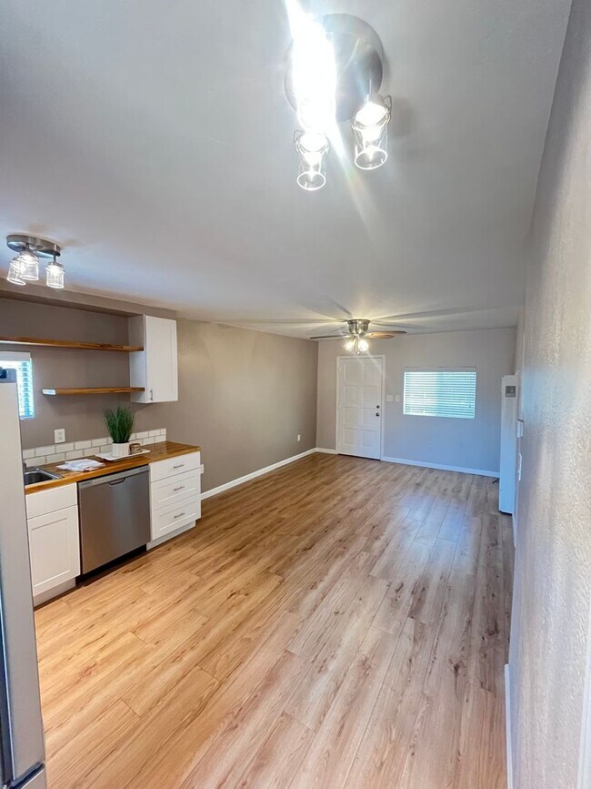 Building Photo - Midtown Cozy Two bedroom Home
