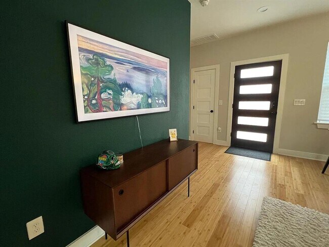 Foto del edificio - 5711 Tura Ln