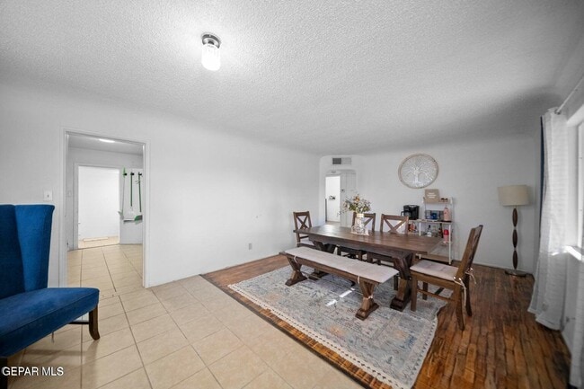 Foto del edificio - 801 Burgess Dr