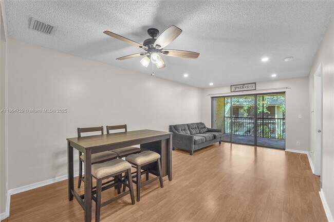 Foto del edificio - 9565 NW 2nd Pl