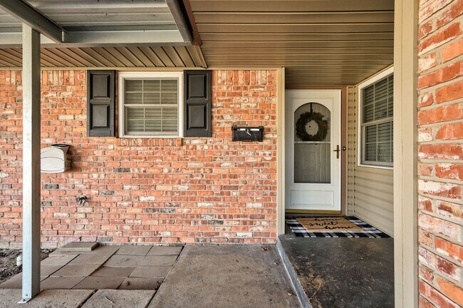 Building Photo - *** $700 OFF FIRST MONTH'S RENT MOVE-IN SP...