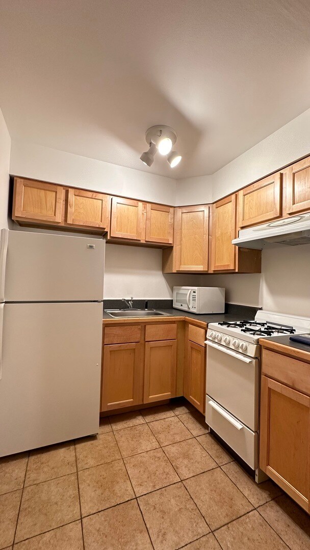 Building Photo - 561 W Stratford Pl