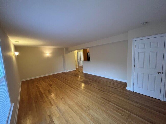 Foto del edificio - 8031 Kenton Ave
