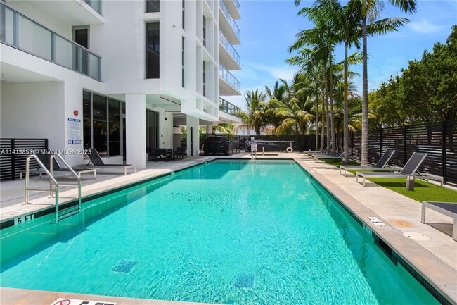 Foto del edificio - 13800 Highland Dr