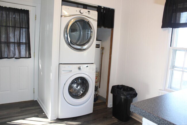 Building Photo - 2029 E Powell Ave