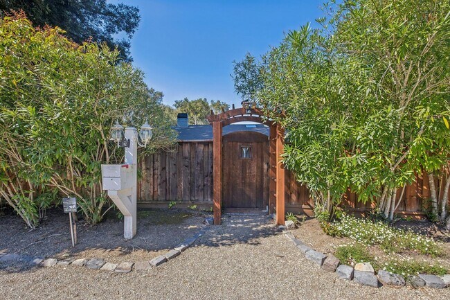 Foto del edificio - Private Gated Atherton Estate with Heated Pool & Lush Grounds