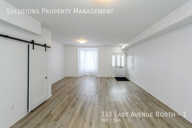 Photo du bâtiment - WOW! Beautiful 3 Bedroom Two Storey Unit! Available NOW!