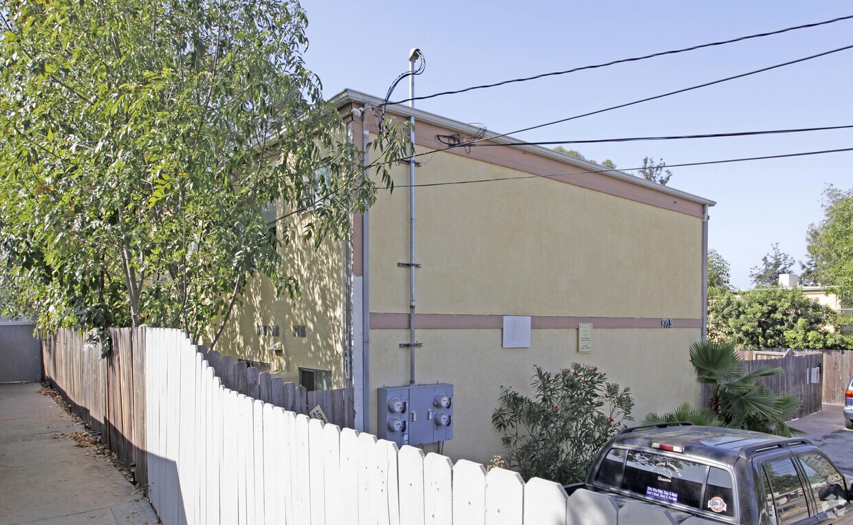 Building Photo - 8715 Mellmanor Dr