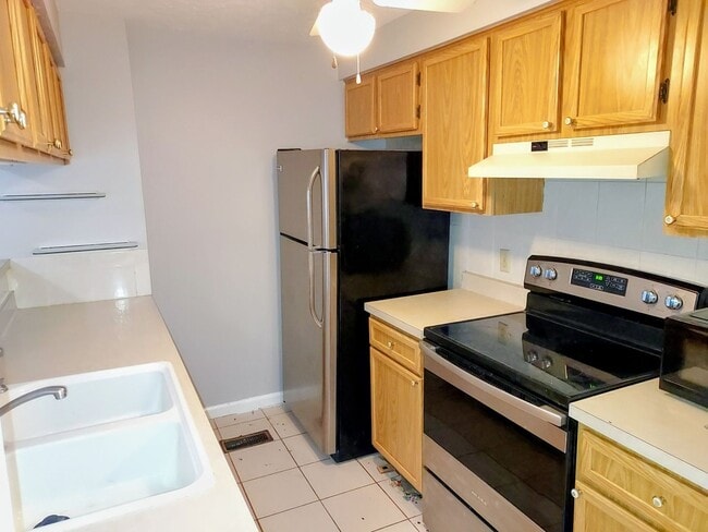 Building Photo - 2-bedroom 1.5-bathroom townhouse