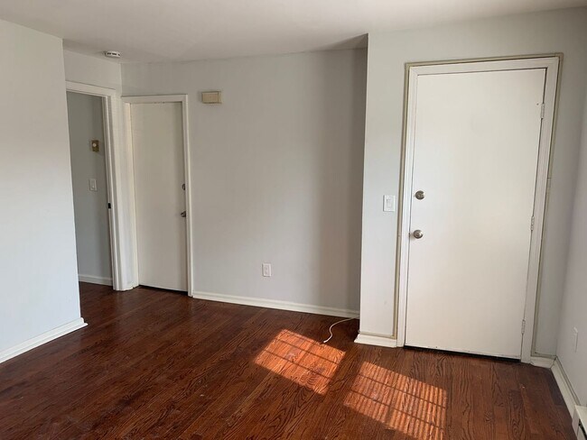 Building Photo - 108 Forest St