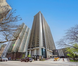 Primary Photo - 6007 N Sheridan Rd