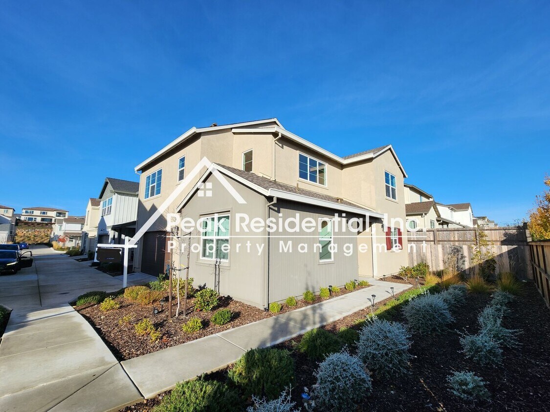 Primary Photo - Updated 4bd/3ba Folsom Home with 2 Car Garage