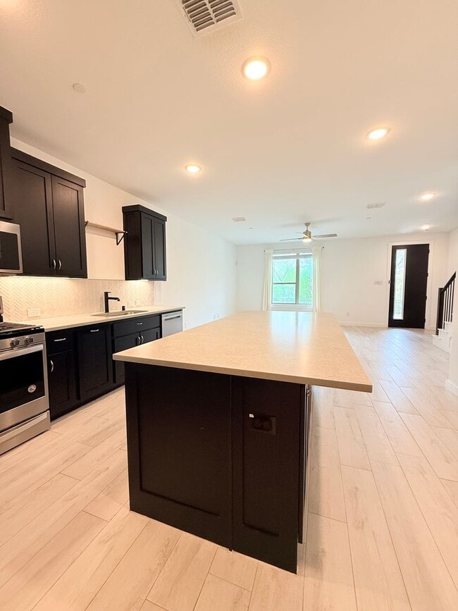 Building Photo - 606 Collier Dr
