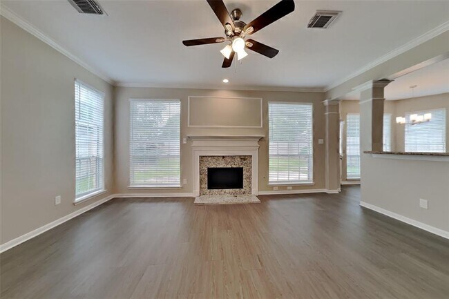 Foto del edificio - 8815 Lawncliff Ln