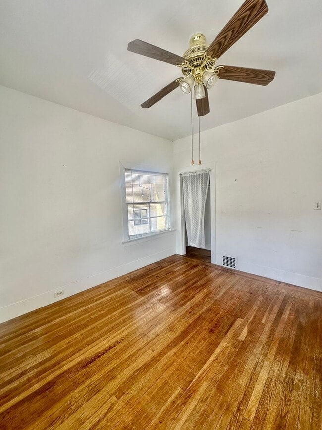 Building Photo - 6bedroom house full of charm steps from UC...