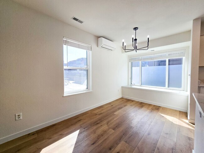 Foto del edificio - Bright 1-bedroom loft in the heart of Boulder- Available Now